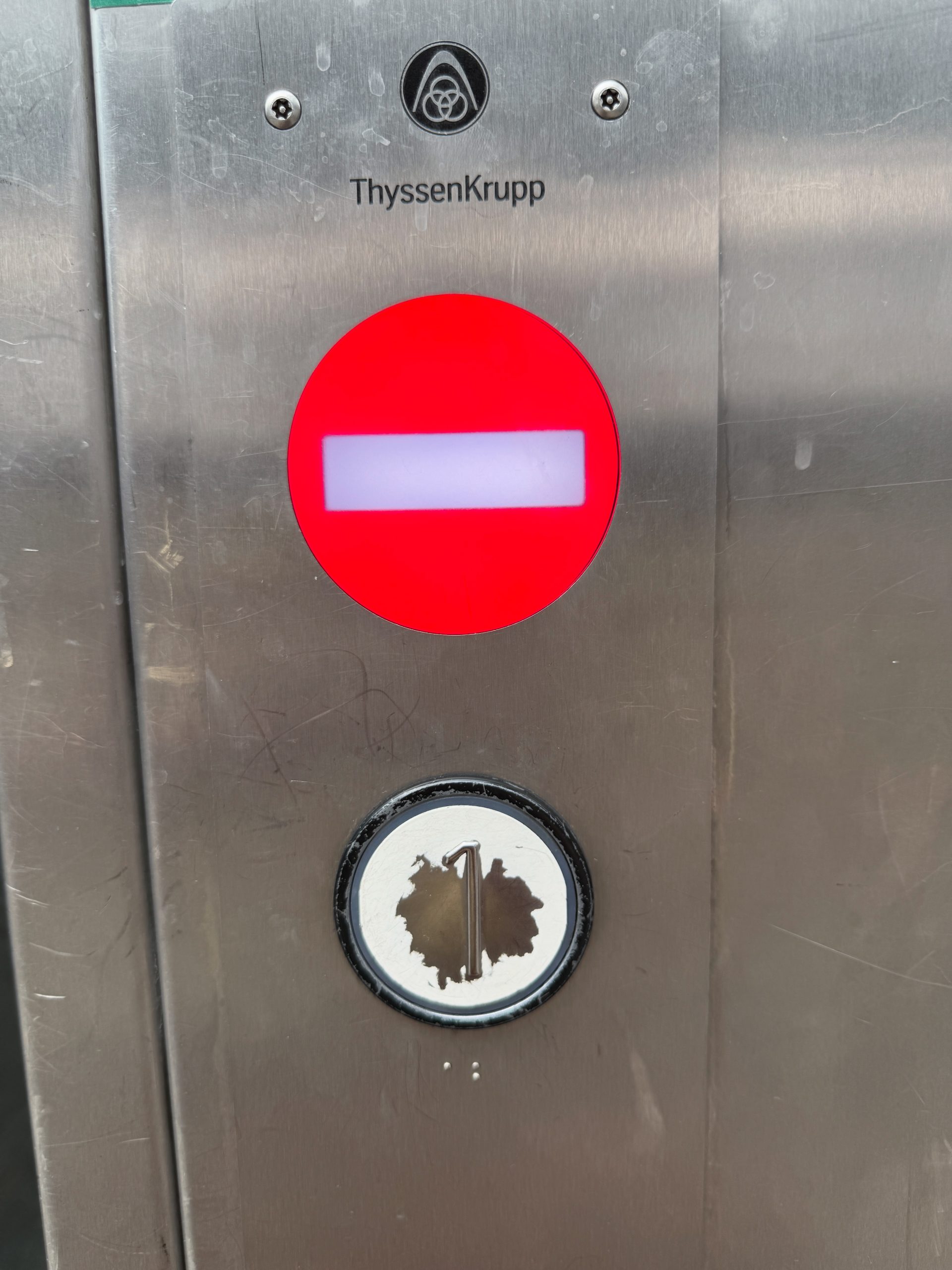 Aufug defekt Symbol Aufzugschalterplatte zeigt ein Einbahnstraßensymbol, dies bedeutet "Aufzug defekt"