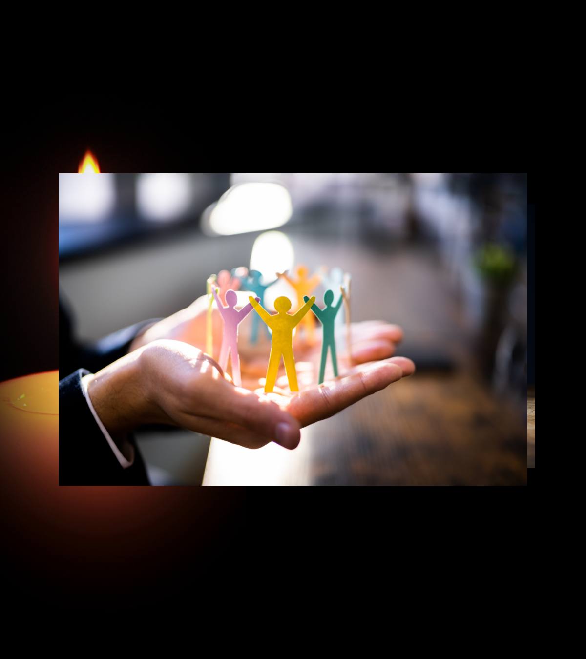 Eine weibliche Person, die im Schatten steht und die Arme Richting Sonne reckt