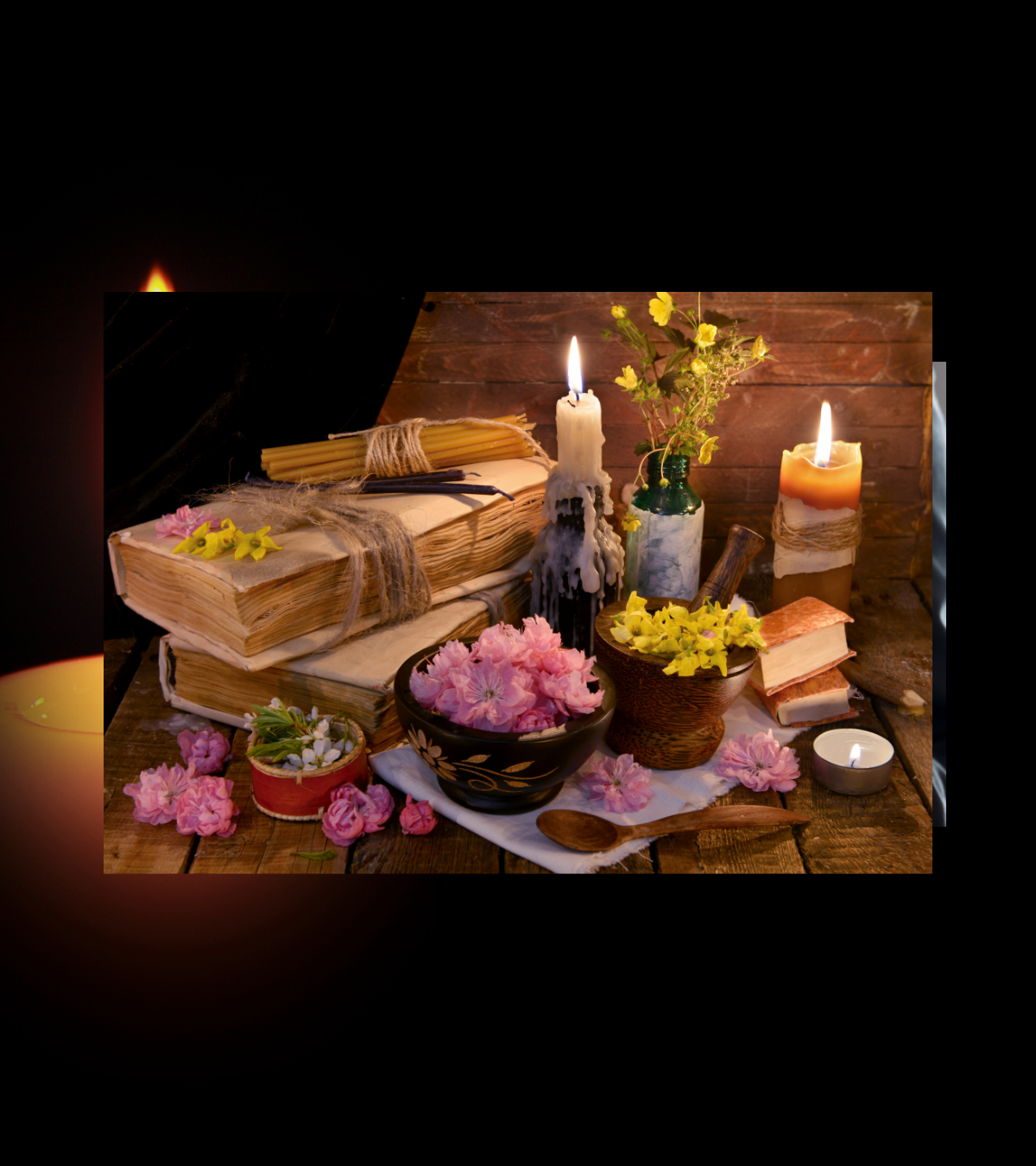 Ein Mensch, sitzend, etwas gebeugt, die Hände zur Raute gefaltet. Ihm gegenüber eine nicht sichtbare Person, die offensichtlich eine Kladde und einen Stift hält